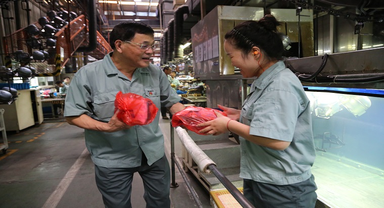 以人為本送關(guān)愛(ài)  絲絲清涼寄深情