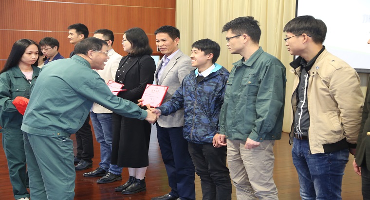 2017“華意杯”QC成果發(fā)表活動(dòng)成功舉辦   朱金松總經(jīng)理為一等獎(jiǎng)優(yōu)勝Q(mào)C成果頒獎(jiǎng)